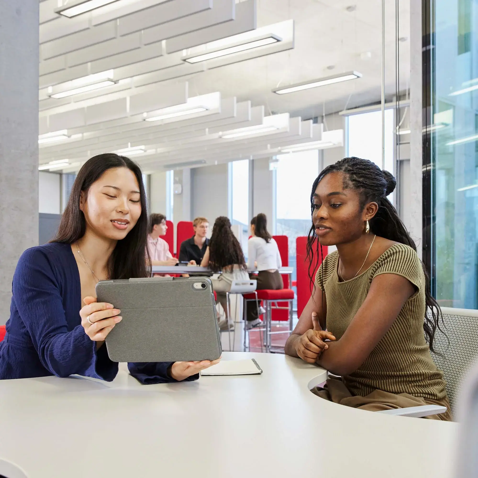 Studierende arbeiten gemeinsam in der Bibliothek der Hochschule der Medien.
