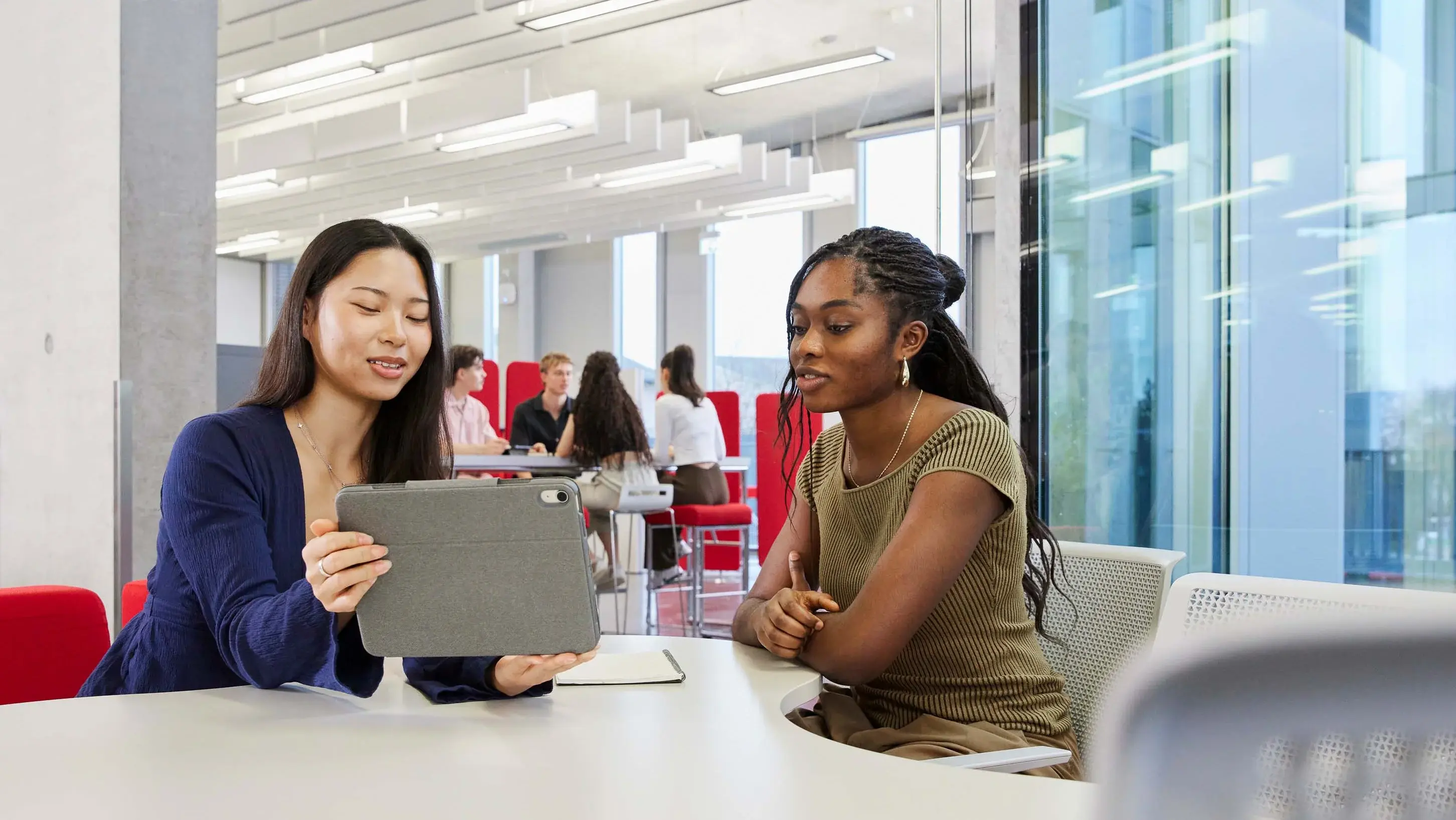 Studierende arbeiten gemeinsam in der Bibliothek der Hochschule der Medien.