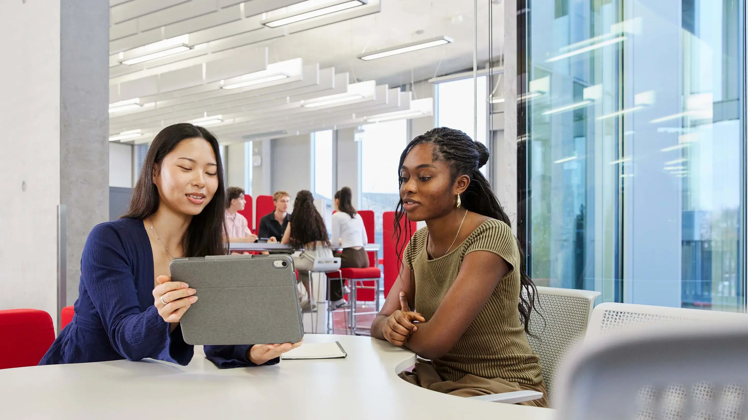 Studierende arbeiten gemeinsam in der Bibliothek der Hochschule der Medien.