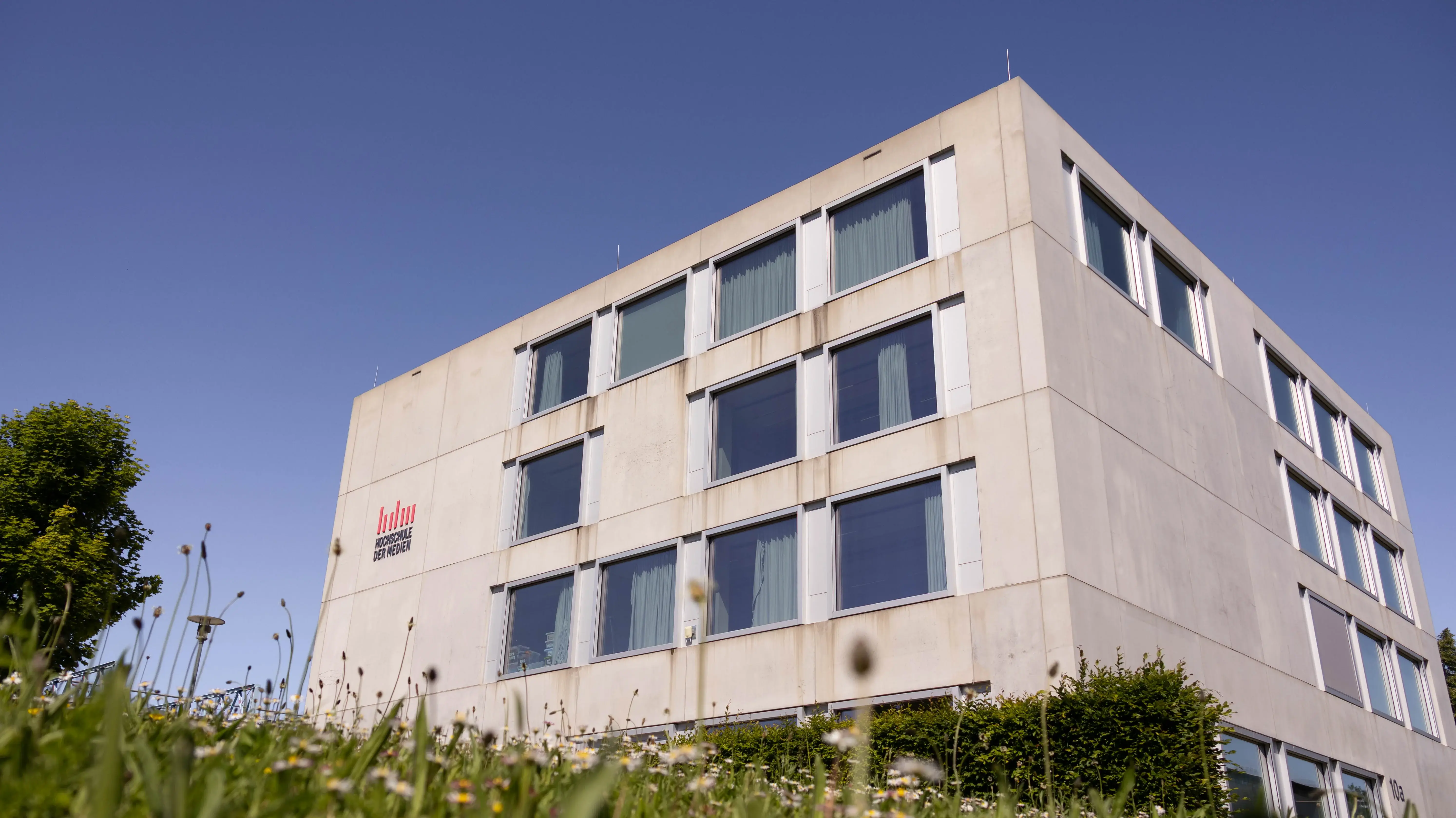 Der sogenannte Würfel, ein Nebengebäude der Hochschule der Medien.