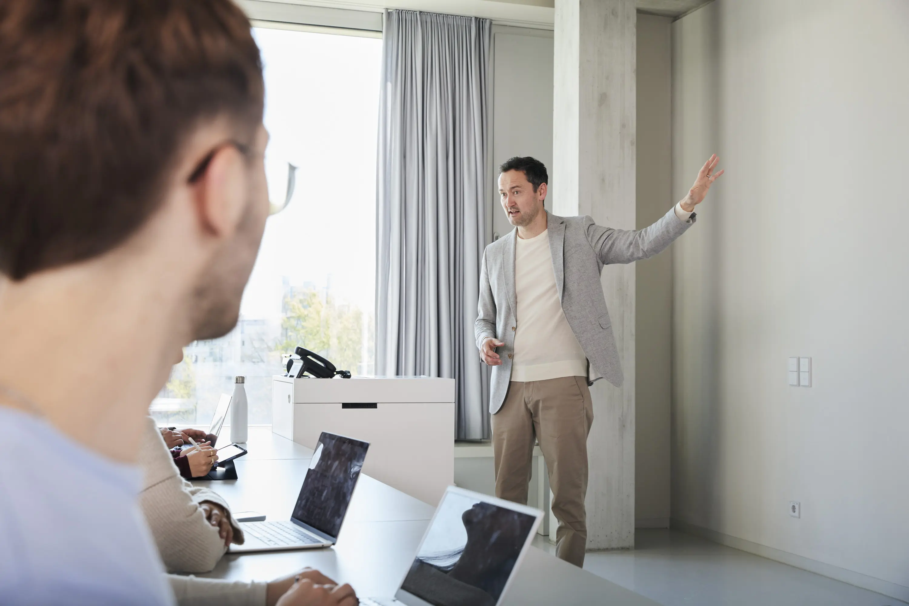 Ein Professor mit seinen Studierenden in der Vorlesung.