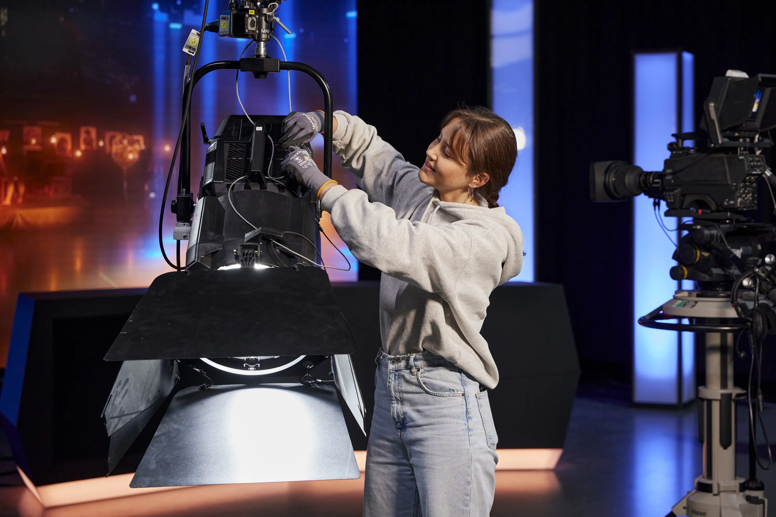 Eine Studierende arbeitet an der Technik im Fernsehstudio der Hochschule der Medien.